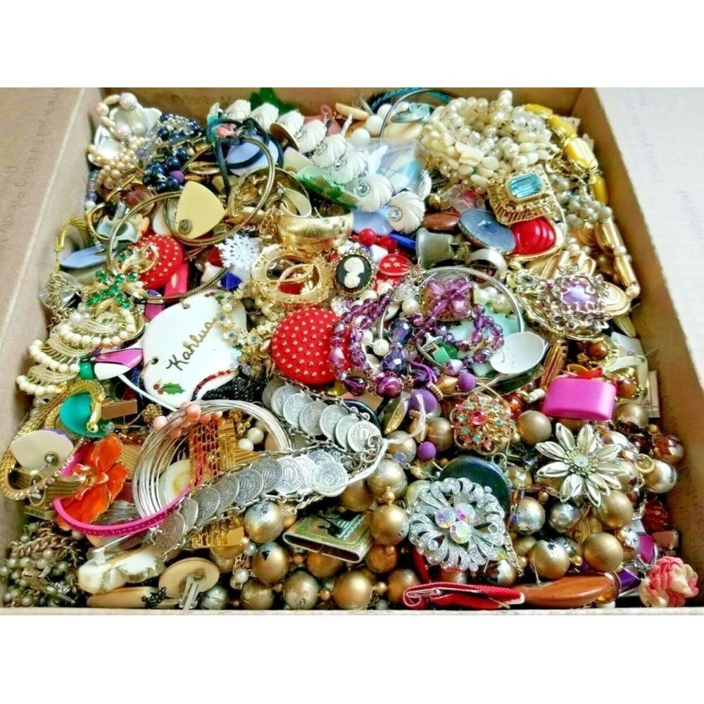 1 LB UNSEARCHED MYSTERY Jewelry LOT Wearable Necklaces Earrings Bracelets & MORE - Picture 9 of 11